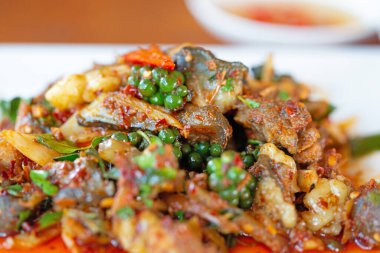 Tayland otlu baharatlı yumuşak kabuklu kaplumbağa.