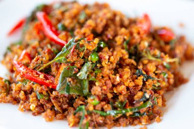 Tayland bitkileriyle kızarmış yılan kobrası.