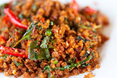 Tayland bitkileriyle kızarmış yılan kobrası.