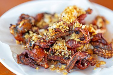 Sarımsaklı kızarmış kurbağa.