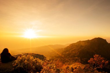 Tayland 'ın Sukhothai bölgesindeki Ramkhamhaeng Ulusal Parkı' nda güzel bir gün batımı.