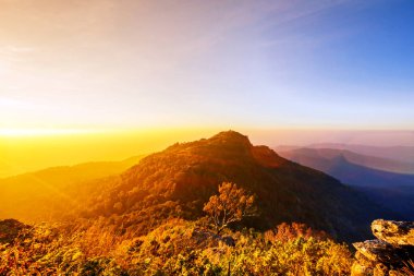 Tayland 'ın Sukhothai bölgesindeki Ramkhamhaeng Ulusal Parkı' nda güzel bir gün batımı.