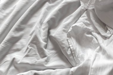 Gece uyuduktan sonra dağınık bir yatak örtüsünün üst görüntüsü.