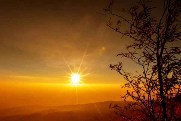 Hermosa Puesta Sol Montaña Parque Nacional Ramkhamhaeng Provincia Sukhothai Tailandia —  Fotos de Stock