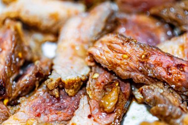 Siyah tabağa konmuş Wagyu bifteği.