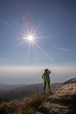 Khao Luang Sukhothai 'nin tepesine orman yolu, Ramkhamhaeng Ulusal Parkı, Sukhothai Tayland.