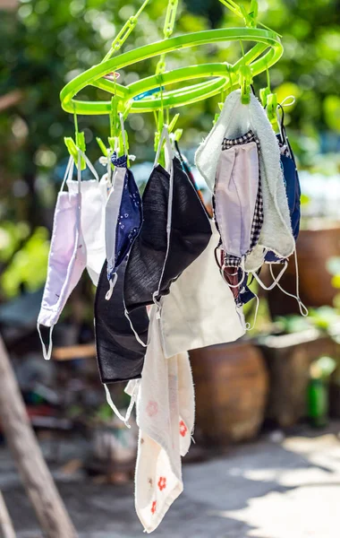 Yaklaş ve boynundaki beyaz pamuk maskeyi çek.