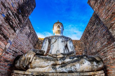 Tayland 'daki Si Satchanalai tarihi parkındaki tapınak