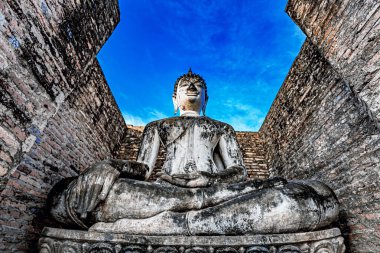 Tayland 'daki Si Satchanalai tarihi parkındaki tapınak