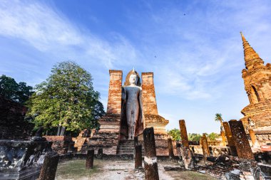 Tayland 'daki Si Satchanalai tarihi parkındaki tapınak