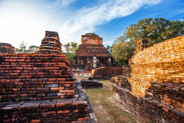 Tayland 'daki Si Satchanalai tarihi parkındaki tapınak