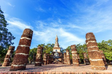 Tayland 'daki Si Satchanalai tarihi parkındaki tapınak