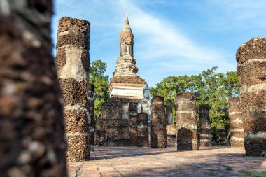 Tayland 'daki Si Satchanalai tarihi parkındaki tapınak
