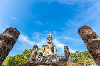 Tayland 'daki Si Satchanalai tarihi parkındaki tapınak