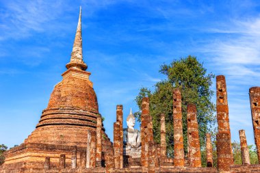 Tayland 'daki Si Satchanalai tarihi parkındaki tapınak