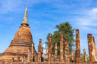 Tayland 'daki Si Satchanalai tarihi parkındaki tapınak