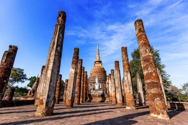 Tayland 'daki Si Satchanalai tarihi parkındaki tapınak