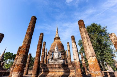 Tayland 'daki Si Satchanalai tarihi parkındaki tapınak
