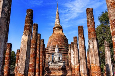 Tayland 'daki Si Satchanalai tarihi parkındaki tapınak