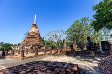 Tayland 'daki Si Satchanalai tarihi parkındaki tapınak