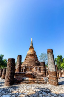 Tayland 'daki Si Satchanalai tarihi parkındaki tapınak