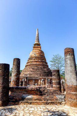 Tayland 'daki Si Satchanalai tarihi parkındaki tapınak