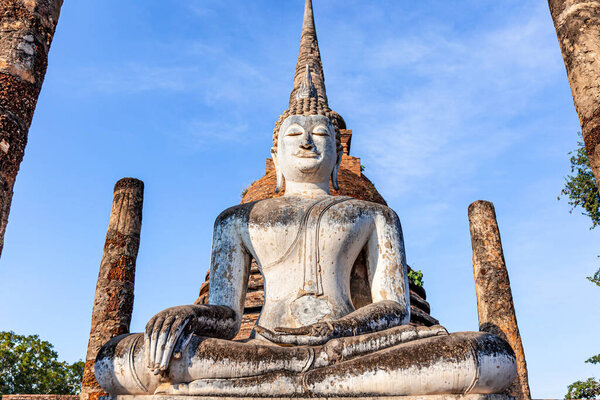 Храм в историческом парке Си Сатчаналай в Сукхотай в Таиланде