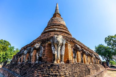 Antik Filler, Tayland 'daki Dünya Mirası' ndan biri olan Sukhothai Tarih Parkı 'ndaki Wat Sorasak' taki pagoda çevresinde sıkışmışlar.
