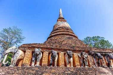 Antik Filler, Tayland 'daki Dünya Mirası' ndan biri olan Sukhothai Tarih Parkı 'ndaki Wat Sorasak' taki pagoda çevresinde sıkışmışlar.