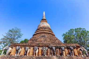 Antik Filler, Tayland 'daki Dünya Mirası' ndan biri olan Sukhothai Tarih Parkı 'ndaki Wat Sorasak' taki pagoda çevresinde sıkışmışlar.