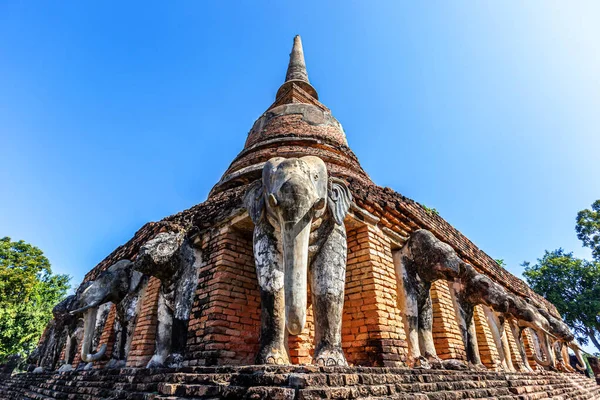 Starożytne Słonie Stucco Wokół Pagody Wat Sorasak Sukhothai Historical Park — Zdjęcie stockowe