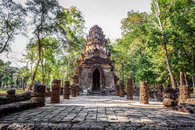 Tayland 'daki Si Satchanalai tarihi parkındaki tapınak