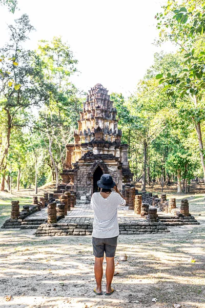 Tayland 'daki Si Satchanalai tarihi parkındaki tapınak