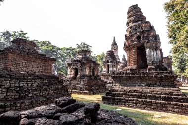 Tayland 'daki Si Satchanalai tarihi parkındaki tapınak