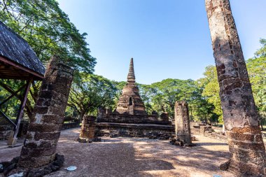 Tayland 'daki Si Satchanalai tarihi parkındaki tapınak