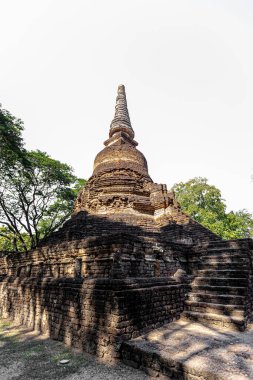 Tayland 'daki Si Satchanalai tarihi parkındaki tapınak