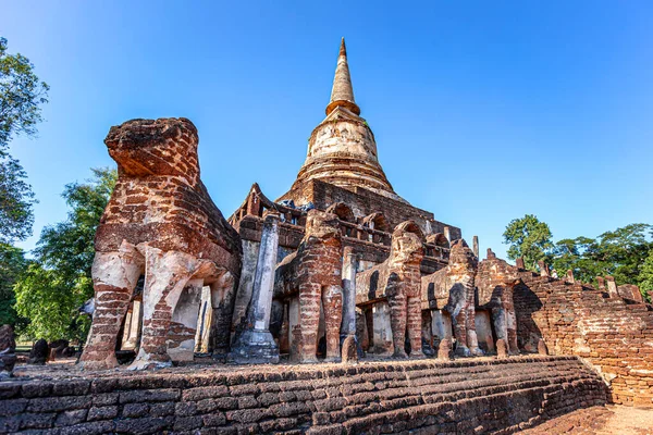 Tayland 'daki Si Satchanalai tarihi parkındaki tapınak