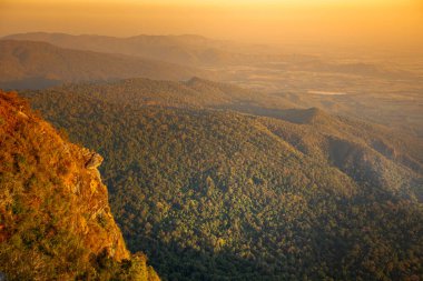 Sabah güneş doğuyor.