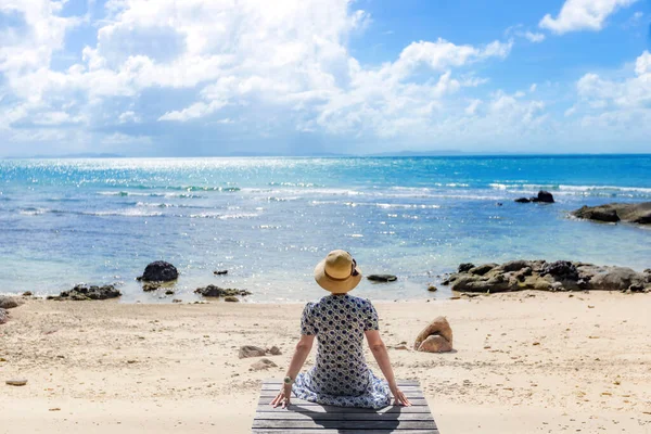 Bela Mulher Asiática Relaxante Praia — Fotografia de Stock