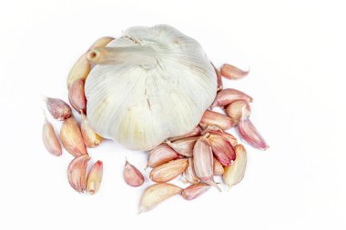 Tüm organik sarımsak ve beyaz arkaplanda karanfil.