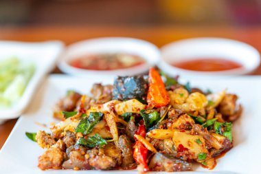 Tayland otlu baharatlı yumuşak kabuklu kaplumbağa.