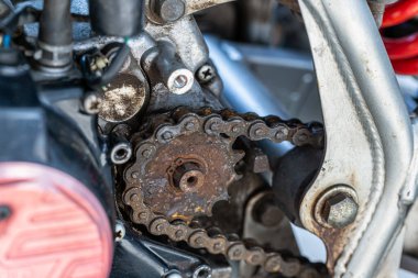 Eski motosikletlerin zinciri ve egzozu