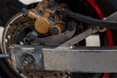 Eski motosikletlerin zinciri ve egzozu