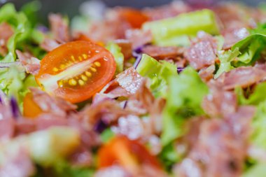 Yakın plan taze sebze salatası.