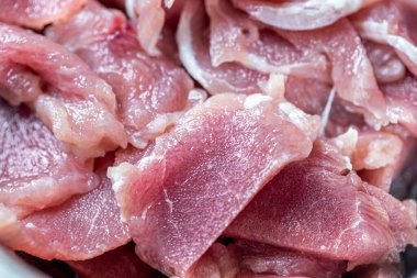 Çiğ et. Büyük bir parça et.