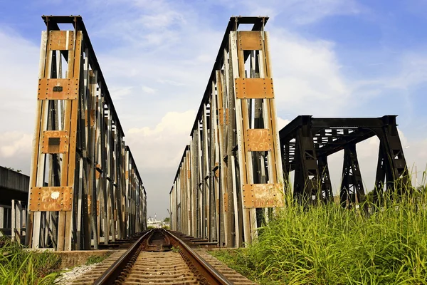 Linha de passagem ferroviária no rural da Tailândia . — Fotografia de Stock