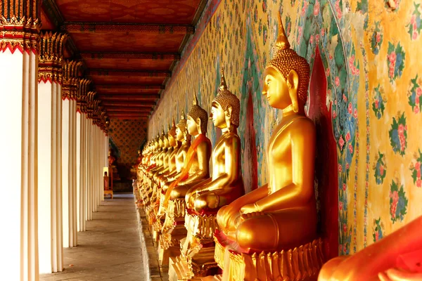 Estátuas de Buda em um templo budista tailandês — Fotografia de Stock