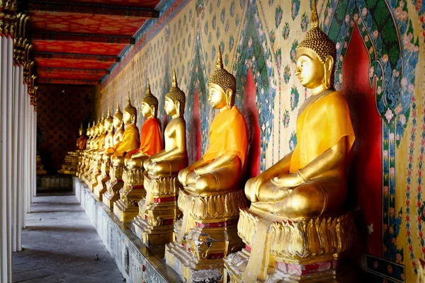 Estátuas de Buda em um templo budista tailandês — Fotografia de Stock