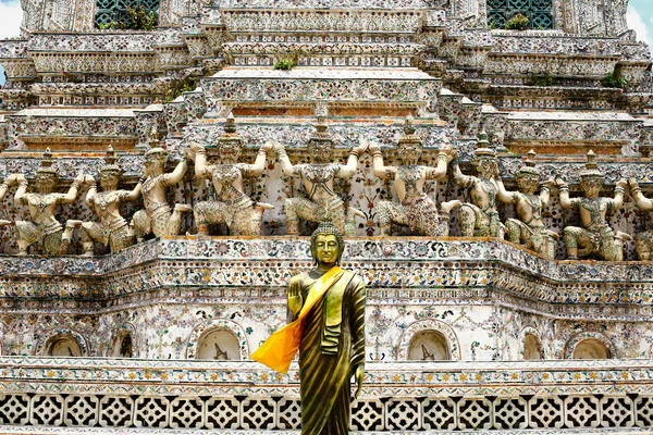 Статуи Будды в тайском буддийском храме — стоковое фото