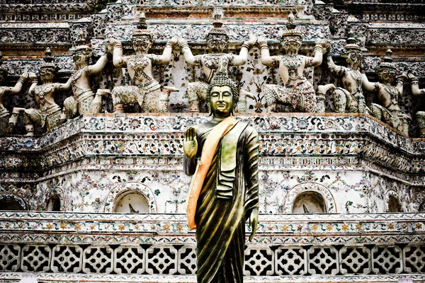 Buddha-statyer i ett thailändskt buddisttempel — Stockfoto